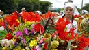 Seorang petani menyiapkan rangkaian bunga yang dikenal sebagai "silleta" sebelum mengikuti parade tradisional Silleteros, yang diadakan sebagai bagian dari Festival Bunga, di Medellin, Kolombia, pada 7 Agustus 2023. (AFP/Fredy Builes)