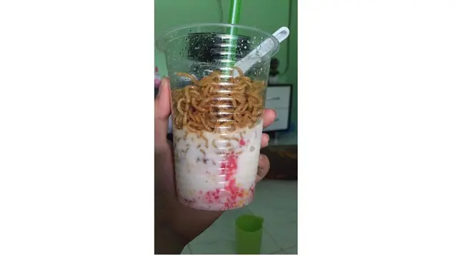 Makanan nyeleneh (Sumber: Twitter/@MuhdRazimann)