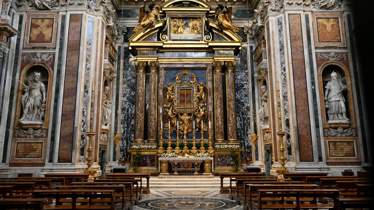 Keinginan Paus Fransiskus untuk menapaki jalan yang berbeda terbukti sampai akhir, dengan keputusannya untuk dimakamkan bukan di Basilika Santo Petrus tetapi di basilika Santa Maria Maggiore di Roma. (Dok: Tiziana FABI / AFP)