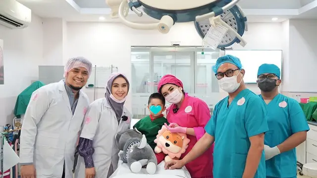6 Selebriti Ini Tegar Dampingi Anak yang Idap Penyakit Langka, Tetap Tersenyum