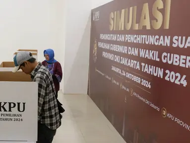 Warga melakukan simulasi pencoblosan surat suara Pemilihan Gubernur DKI Jakarta pada Pemilihan Kepala Daerah (Pilkada) Serentak 2024 di Gelanggang Remaja Johar Baru, Jakarta, Kamis (24/10/2024). (Liputan6.com/Herman Zakharia)