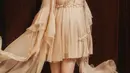 Maternity shoot kali ini Alyssa mengenakan mini dress dari Studio Vian. Memadukan aksen pleated dengan lengan terumpet yang panjang dan lace di bagian tengah [@alyssadaguise]