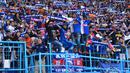 Aremania membirukan Stadion Kanjuruhan, Kabupaten Malang, dalam duel Arema FC Vs Persija Jakarta, Sabtu (24/11/2019). (Bola.com/Iwan Setiawan)
