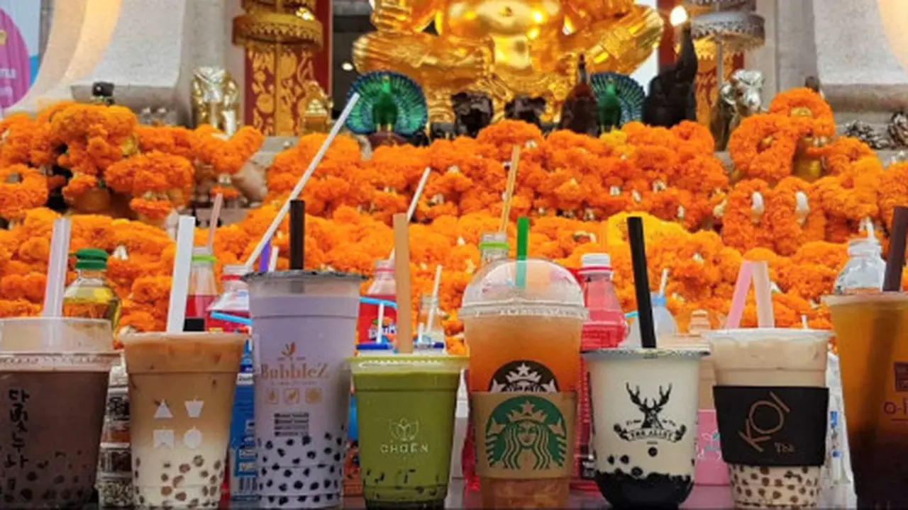 Unik, Di Kuil Ini Bubble Tea Jadi Persembahan Ketika Berdoa