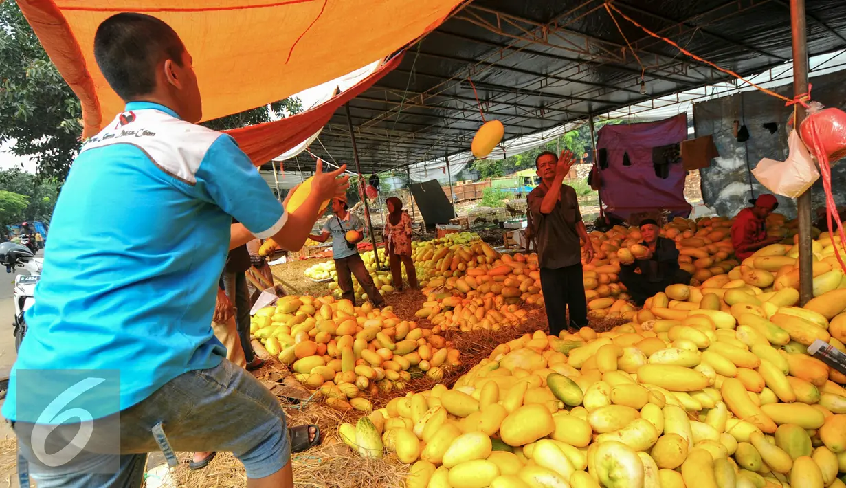 Pedagang saat menjual timun suri di Pasar Kramat Jati, Jakarta, Selasa (14/6/2016). Memasuki minggu kedua di bulan Ramadhan permintaan timun suri untuk bahan berbuka puasa terus meningkat. (Liputan6.com/Yoppy Renato)