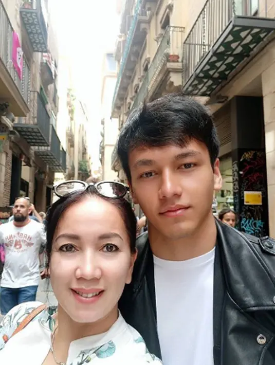 Melalui akun pribadi miliknya, Ibunda Jefri Nichol ini sering kali terlihat menemani sang putra di lokasi shooting. (Liputan6.com/IG/junitalandrat)