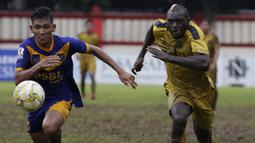 Striker Bhayangkara FC, Herman Dzumafo, beradu cepat saat melawan PSBL Langsa pada Piala Indonesia 2018 di Stadion PTIK, Jakarta, Jumat (1/2). Bhayangkara menang 4-3 atas PSBL. (Bola.com/Yoppy Renato)