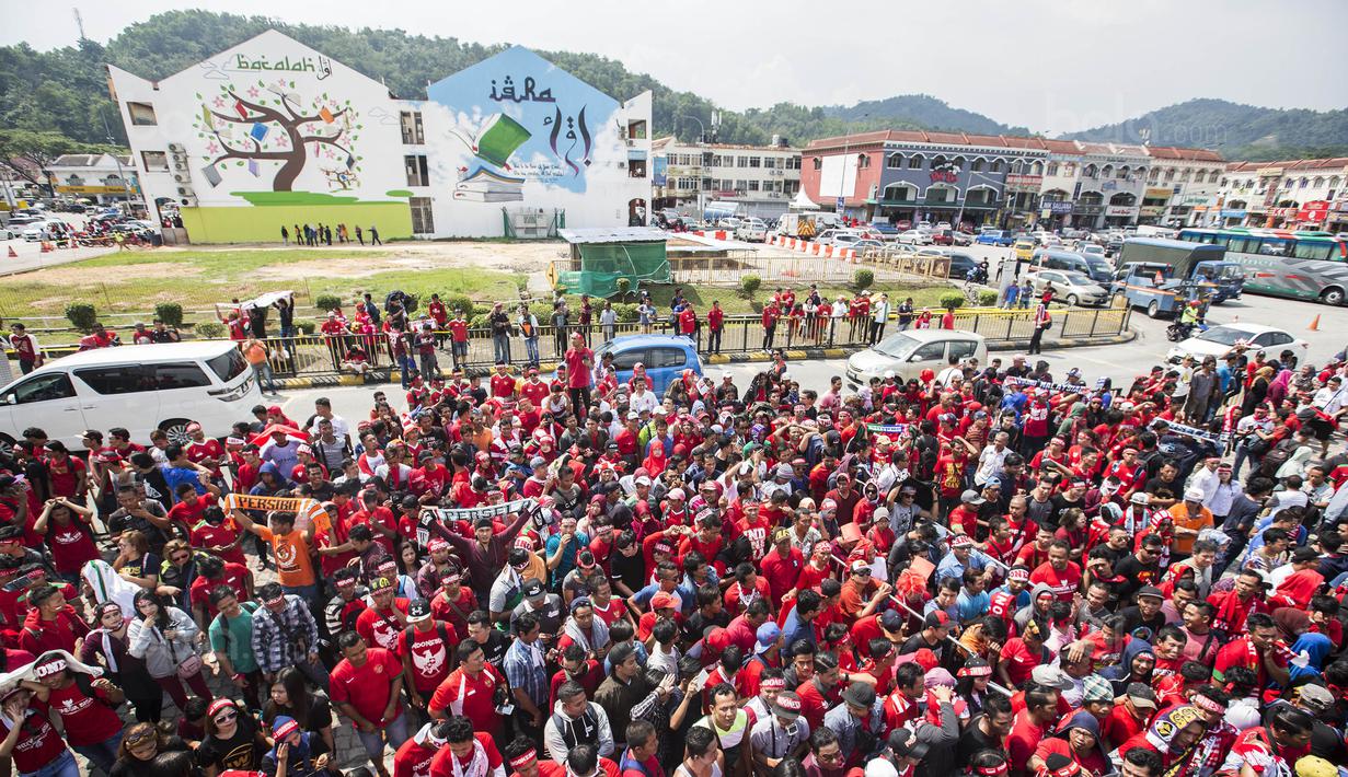 Suporter mengantri untuk menonton Timnas Indonesia yang akan melawan Timor Leste pada laga SEA Games di Stadion MPS, Selangor, Minggu (20/8/2017). Indonesia menang 1-0 atas Timor Leste. (Bola.com/Vitalis Yogi Trisna)