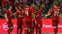 Penyerang Liverpool Mohammed Salah (kedua dari kiri) merayakan&nbsp;dengan rekan satu timnya setelah mencetak gol ke gawang Crystal Palace dalam pertandingan persahabatan di The National Stadium, Singapura, Rabu (15/7/2022) malam WIB. (foto:&nbsp;Roslan RAHMAN / AFP)