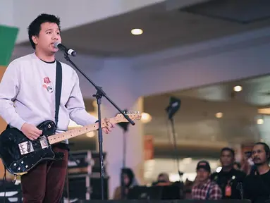 Joshua memulai karier sebagai penyanyi cilik, ia memulai rekaman menyanyi pertamanya pada tahun 1995, namun album ini tidak bisa diedarkan. Tanpa putus asa, Joshua membuat album lagi dan membuat album pertamanya Cit Cit Cuit. (Liputan6.com/IG/@jojosuherman)