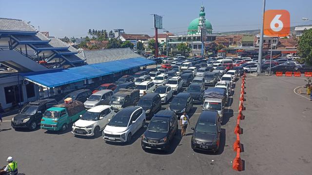 Antrean kendaraan roda 4 memadati area parkir Pelabuhan Ketapang Banyuwangi (Hermawan Arifianto/Liputan6.com)