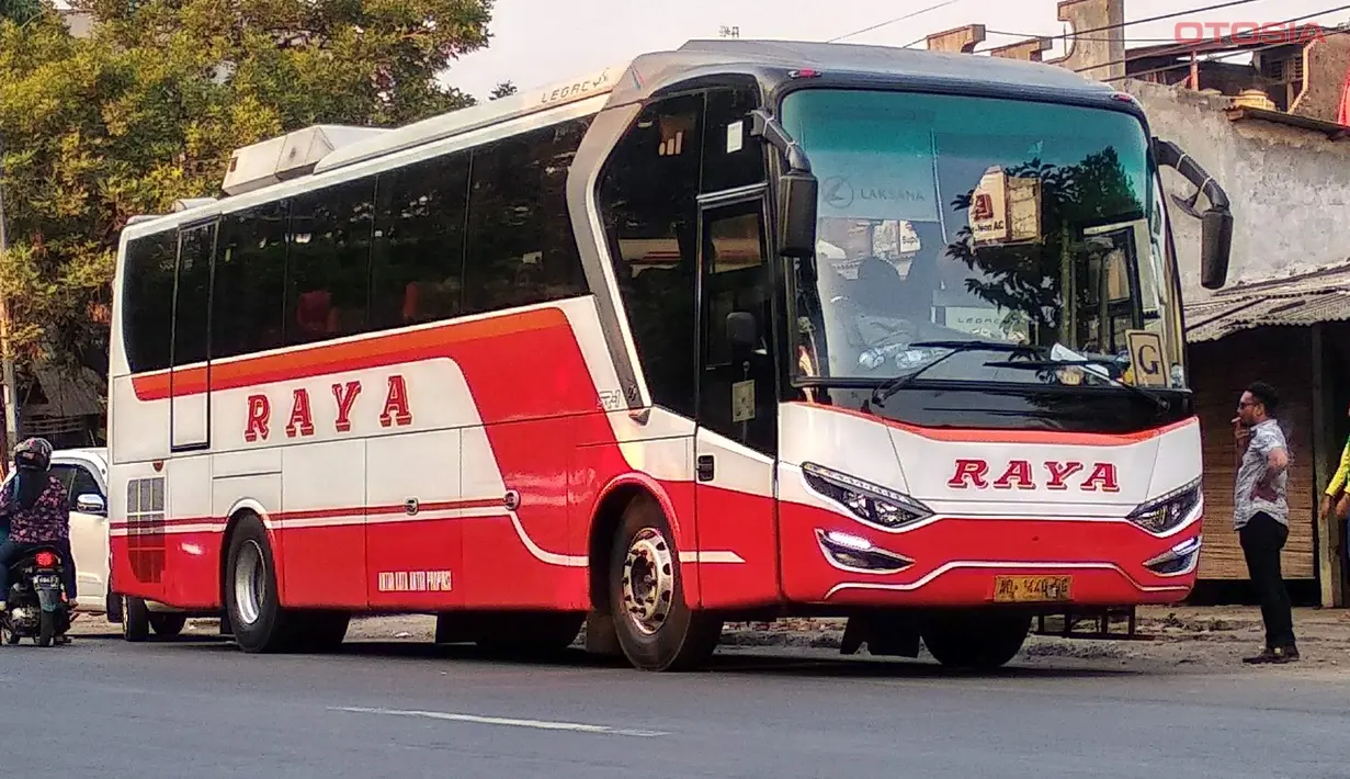 Mercedes-Benz OH 1521 masih terlihat di jalanan Indonesia. Sasis bus yang dijuluki sebagai "Kuler" ini ditenagai oleh mesin OM 366 LA yang mampu menghasilkan tenaga hingga 210PS (Sekitar 207Hp) dengan torsi mencapai 660Nm.