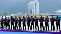 Dari nomor Men's Dragon Boat 500m, Zubakri dkk cuma kalah dari China, yang mampu finis terdepan dengan waktu 2 menit 09,152 detik. Sementara tim Indonesia menyusul pada posisi kedua dengan waktu 2 menit 09,165 detik atau selisih 0,013 detik dari tuan rumah. (AP Photo/Eugene Hoshiko)