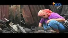 Para korban penjual kelapa mengais sisa kebakaran yang terjadi pada Kamis dini hari
