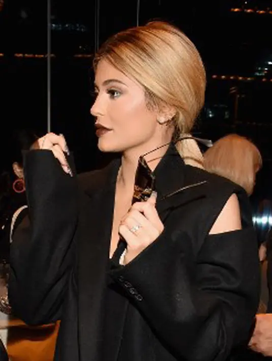 Mengingat usia kandungan Kylie saat ini sudah menginjak empat bulan, tersiar kabar bahwa Kylie diperkirakan akan melahirkan pada bulan Februari 2018 mendatang, dan bayi itu berjenis kelamin perempuan. (AFP/Vivien Killilea)