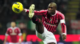 Clarence Seedorf. Gelandang Belanda yang pensiun di Botafogo pada Januari 2014 ini total tampil dalam 396 laga di Serie A Liga Italia dengan torehan 58 gol dan 55 assist. Klub yang pernah dibelanya adalah Sampdoria, Inter Milan dan AC Milan sejak 1995 hingga 2012. (AFP/Giuseppe Cacace)