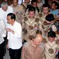 Presiden RI Jokowi (kanan) berbincang dengan Presiden Republik Filipina ‎Rodrigo Roa Duterte saat tiba di Pasar Blok A Tanah Abang Jakarta, Jumat (9/9/2016). Jokowi mengajak Duterte blusukan di Pasar Tanah Abang. (Liputan6.com/Helmi Fithriansyah)