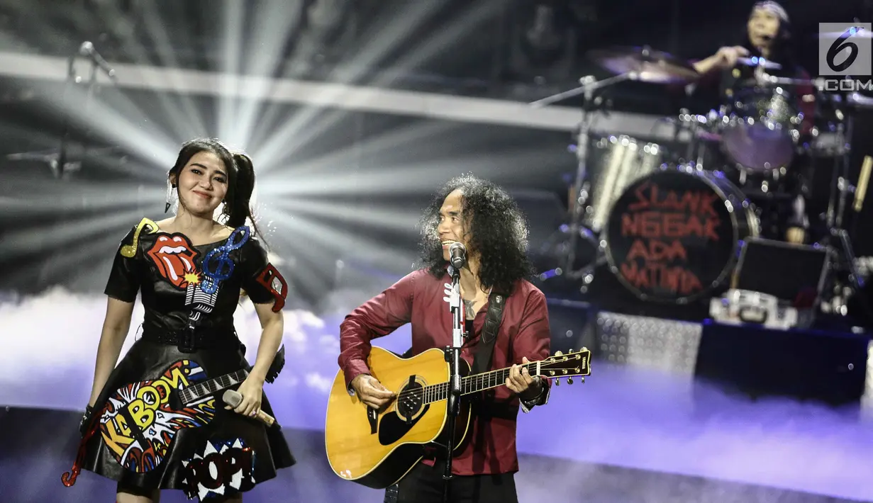 Vokalis grup band Slank Kaka dan Via Vallen berduet dalam konser Slank In Love di Jakarta, Selasa (27/2). Slank dan Via Vallen menyanyikan lagu Cublek Cublek Sueng, Sue Ora Jamu, Gundul gundul Pacul dan Sayang yang dimedley. (Liputan6.com/Faizal Fanani)