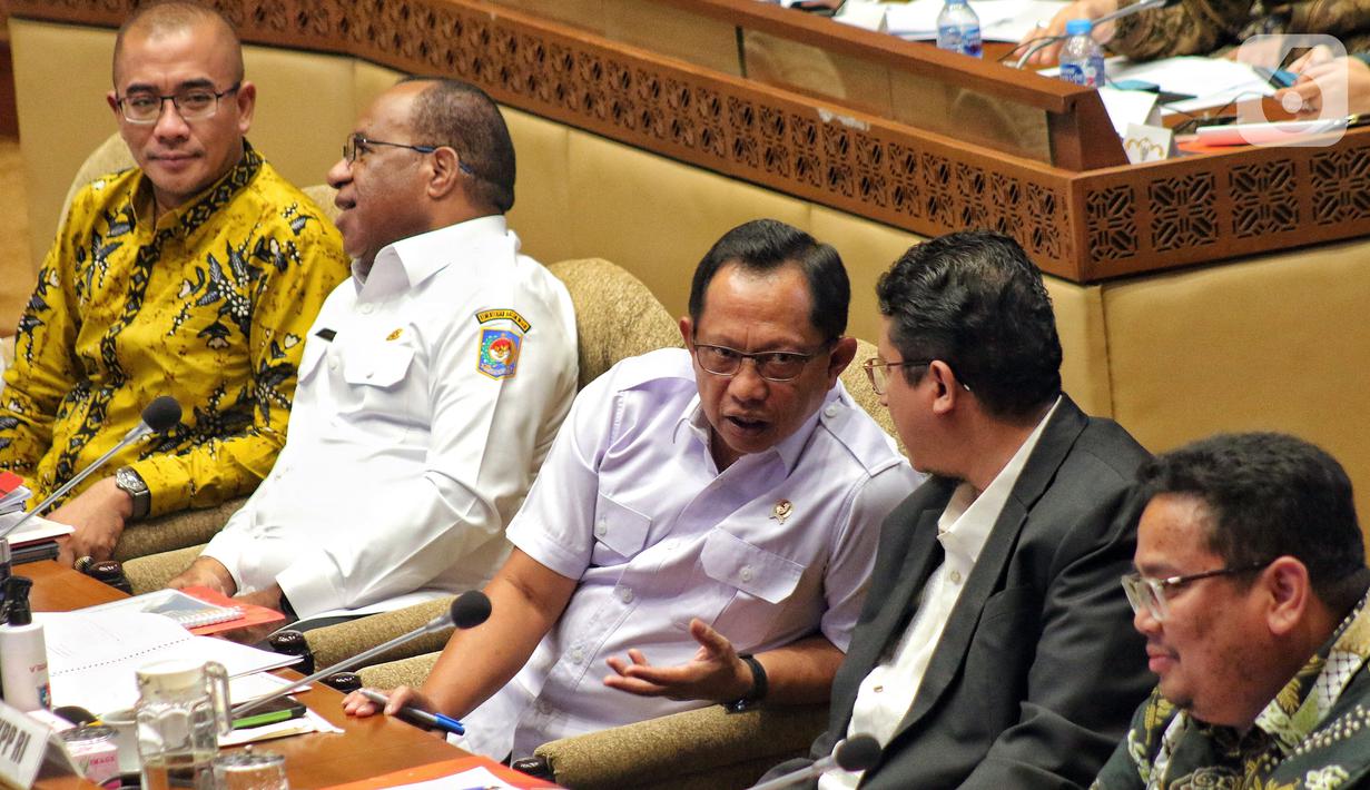 Menteri Dalam Negeri (Mendagri) Tito Karnavian (tengah), Wamendagri John Wempi Wetipo (kedua kiri), Ketua KPU Hasyim Asy'ari (kiri), Ketua DKPP Muhammad (kedua kanan), dan Ketua Bawaslu Rahmat Bagja (kanan) mengikuti rapat dengar pendapat dengan Komisi II DPR di Kompleks Parlemen, Senayan, Jakarta, Rabu (31/8/2022). Rapat tersebut membahas mengenai persiapan Pemilu 2024 dan persiapan Pemilu di Papua. (Liputan6.com/Angga Yuniar)