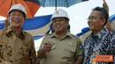 Citizen6, Pontianak: Direktur Operasi Indonesia Barat PLN, Moch. Harry Jaya Pahlawan, Bupati Kubu Raya, Muda Mahendrawan, dan GM PLN Wilayah Kalbar, Bambang Budiarto berbincang usai peletakan batu pembangunan PLTGB, Rabu (27/7). (Pengitim: Agus Trimukti)
