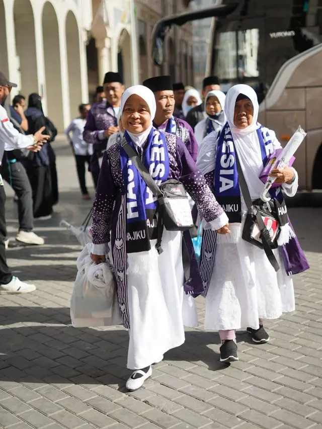 Sebanyak 393 jemaah asal embarkasi Jakarta Pondok Gede (JKG) tiba di Bandara Amir Muhammad bin Abdul Aziz (AMAA), Madinah, Arab Saudi, Jumat (2/5/2025).