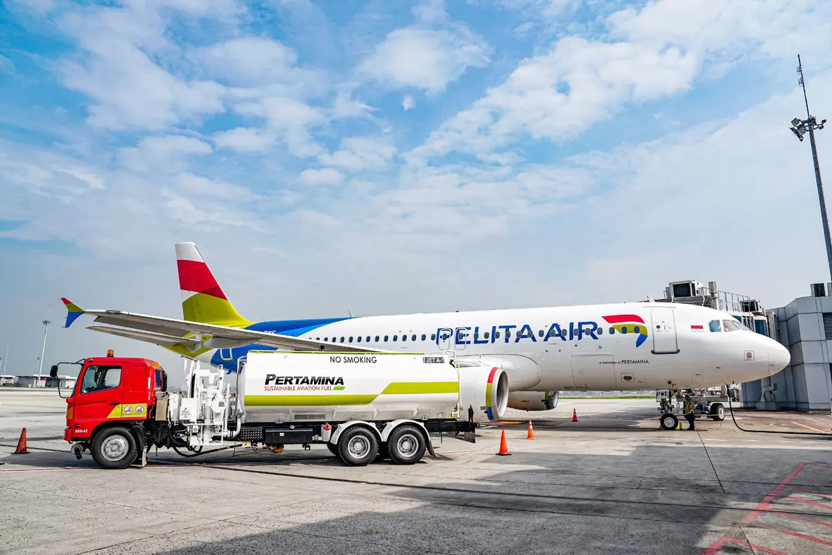 Penerbangan perdana Pelita Air menggunakan Pertamina Sustainable Aviation Fuel (SAF) berbahan baku minyak jelantah (Used Cooking Oil/UCO) berlangsung pada pada Rabu 20 Agustus 2025 dari Terminal 3 Bandara Internasional Soekarno-Hatta.