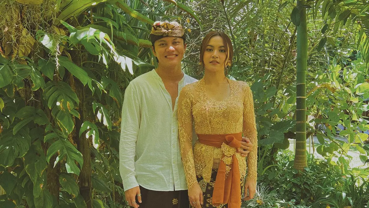 Tampil Serasi Ini 6 Potret Rizky Febian dan Mahalini Raharja dengan Busana Bali