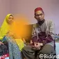 Ustadz Adi Hidayat (kanan), Mbak Lir (tengah), dan Bidan Desi (kiri) (YouTube Klinik Bidan Desi)