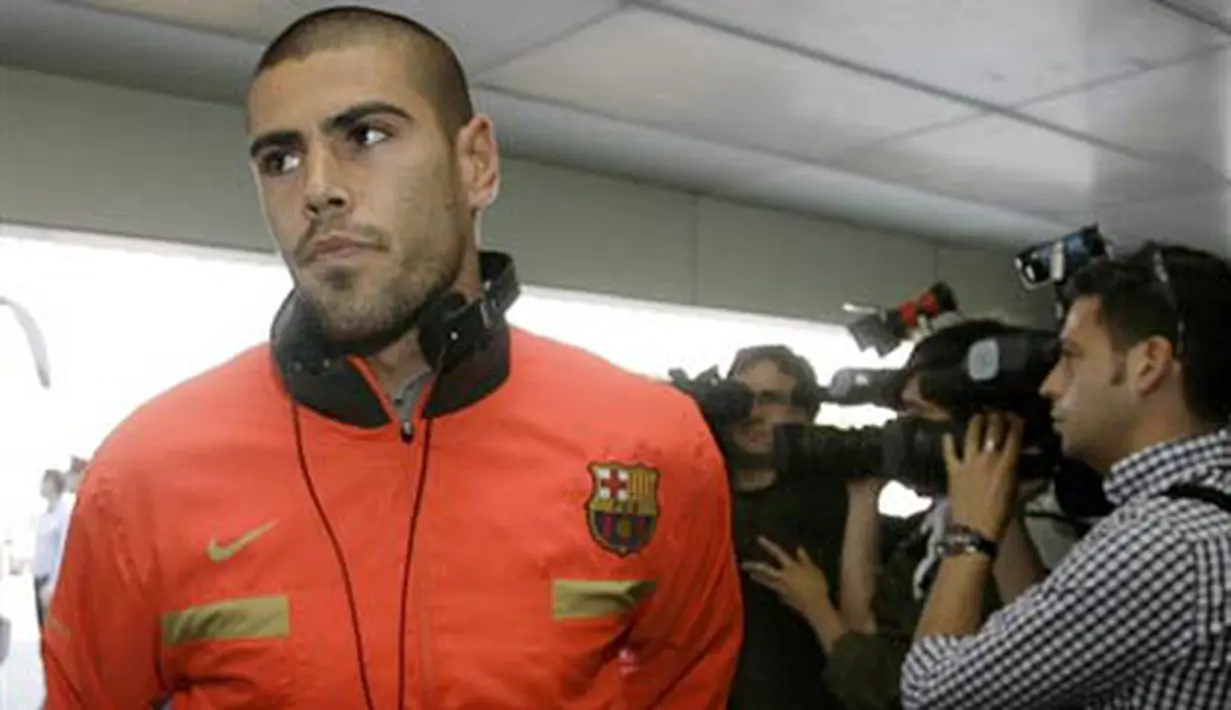 Barcelona's Victor Valdes from Spain is pictured before the team's departure to Rome from Barcelona on May 26, 2009. Barcelona will play in the final of the UEFA Champions league against Manchester United. AFP PHOTO/JOSEP LAGO