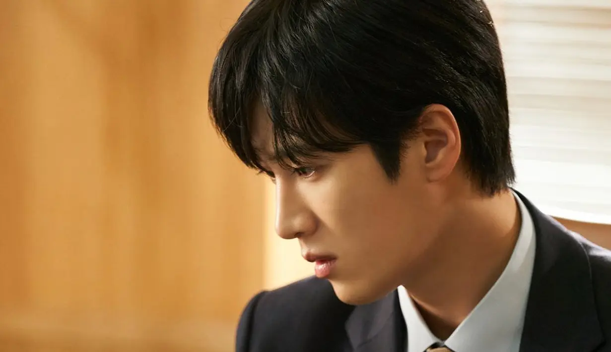 Moon Seo Ha adalah cahebol generasi kedua yang memiliki kepribadian lembut. Dia hidup dengan kenangan cinta pertama yang meninggalkan duka mendalam di hatinya. Namun, saat bertemu dengan Ban Ji Eum, Moon Seo Ha seakan memiliki perasaan khusus yang pernah dia rasakan dengan cinta pertamanya. (Foto: tvN via Soompi)