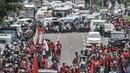 Kemacetan kendaraan akibat aksi longmarch buruh di Jalan Salemba Raya, Jakarta, Selasa (20/10/2020). Ratusan buruh dan tani dari berbagai daerah tersebut akan menggelar aksi di Istana Negara menolak UU Omnibus Law Cipta Kerja. (merdeka.com/Iqbal S. Nugroho)