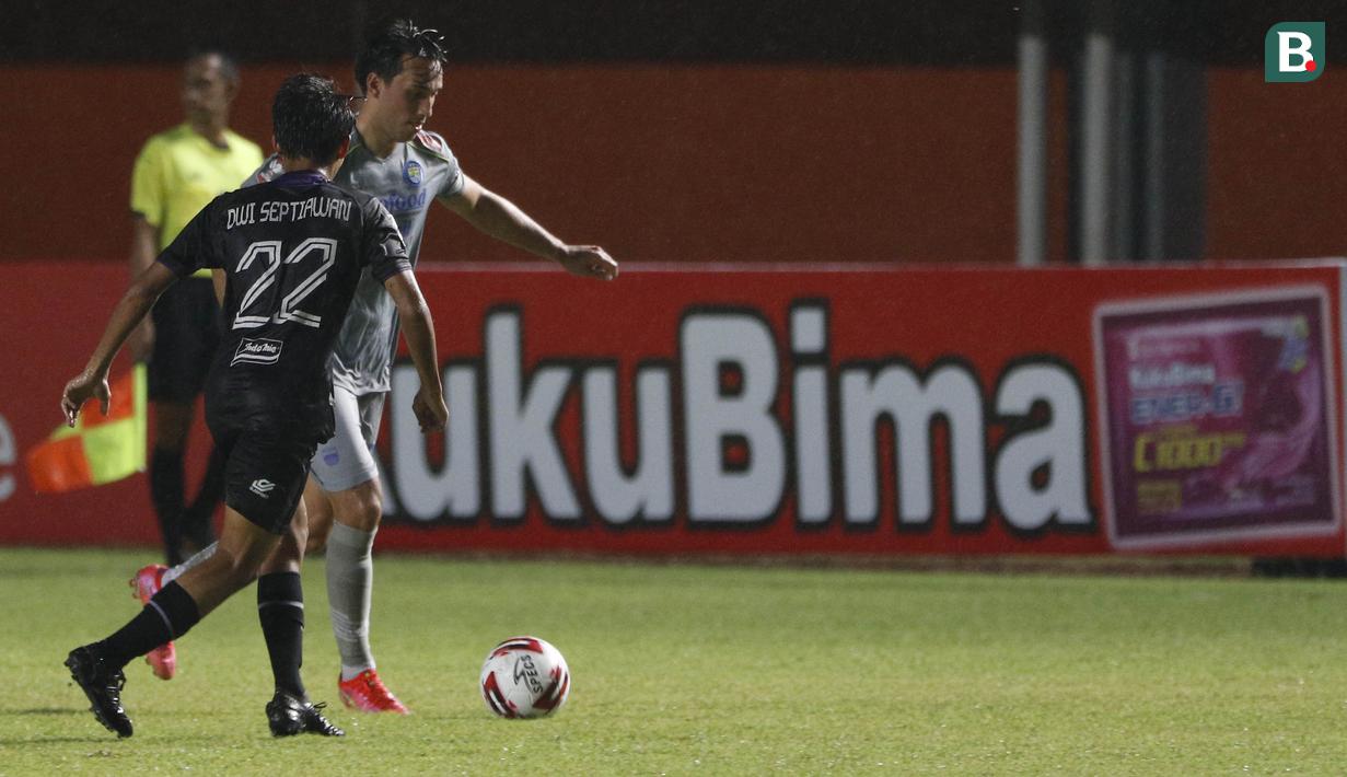 Gol pertama Ezra Walian di Persib juga dibarengi dengan kartu kuning pertamanya saat memperkuat Maung Bandung. (Bola.com/Ikhwan Yanuar)