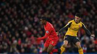 Gelandang Liverpool Georginio Wijnaldum (kiri) berebut bola dengan gelandang Arsenal Granit Xhaka di Anfield, pada Minggu (5/3/2017).( PAUL ELLIS / AFP)