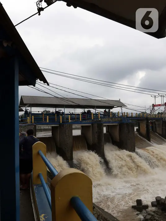Kondisi debit air di Bendung Katulampa, Kota Bogor, Jawa Barat, Jumat (19/2/2021). Meski sempat mengalami kenaikan debit air pada Jumat (19/2) pagi, namum sekitar pukul 15.00 WIB, debit air di Bendung Katulampa berada di zona hijau dengan ketinggian sekitar 50 cm. (Liputan6.com/Helmi Fithriansyah)