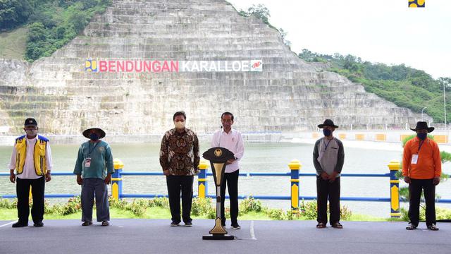 Presiden Jokowi meresmikan Bendungan Karalloe di Kabupaten Gowa sebagai bendungan multifungsi kedua yang diresmikan pada 2021 di Sulawesi Selatan (Sulsel).