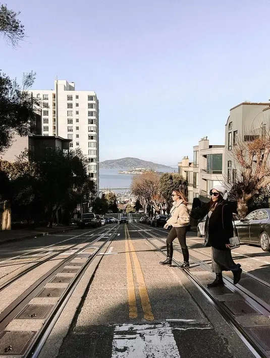 Sama-sama hamil, penampilan stylish kakak adik ini dengan selera fashion yang berbeda mencuri perhatian publik. (Instagram/nikitawillyofficial94).