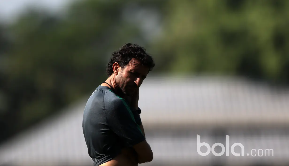 Ekspresi Luis Milla yang terkena matahari saat memimpin latihan Timnas U-22 Indonesia di Lapangan SPH, Karawaci, Jumat (17/3/2017). Milla berniat meraih kemenangan melawan Myanmar pada laga persahabatan. (Bola.com/Nicklas Hanoatubun)