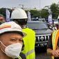 Direktur Utama PT Jakarta Propertindo (Perseroda) atau Jakpro, Widi Amanasto (tengah) saat meninjau pengerjaan sirkuit Formula E di Ancol, Jakarta Utara. (Liputan6.com/Yopi Makdori)