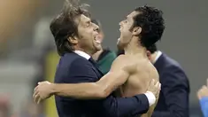 Gelandang Inter Milan, Antonio Candreva berselebrasi bersama pelatih Antonio Conte usai mencetak gol ke gawang Borrusia Dortmund pada pertandingan lanjutan Grup F Liga Champions di stadion San Siro, Italia (23/10/2019). Inter Milan menang 2-0 atas Dortmund. (AP Photo/Luca Bruno)