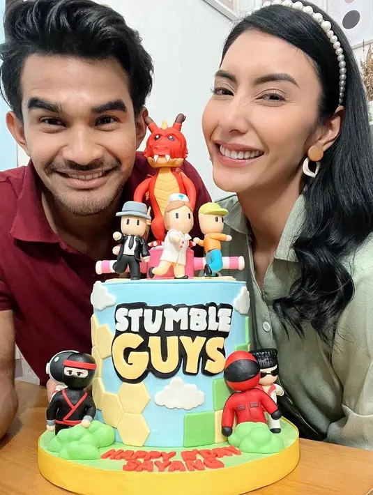<p>Tengku Tezi dan Tyas Mirasih memperlihatkan senyum semringah. (Foto: Instagram/ tyasmirasih)</p>