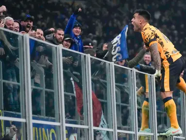 Pemain Inter Milan, Lautaro Martinez, melakukan selebrasi memanjat pagar setelah mencetak gol ke gawang Genoa dalam laga Serie A 2024/2025 giornata 26 yang dihelat di Giuseppe Meazza, Minggu (23/2/2025) dini hari WIB. (AP Photo/Luca Bruno)