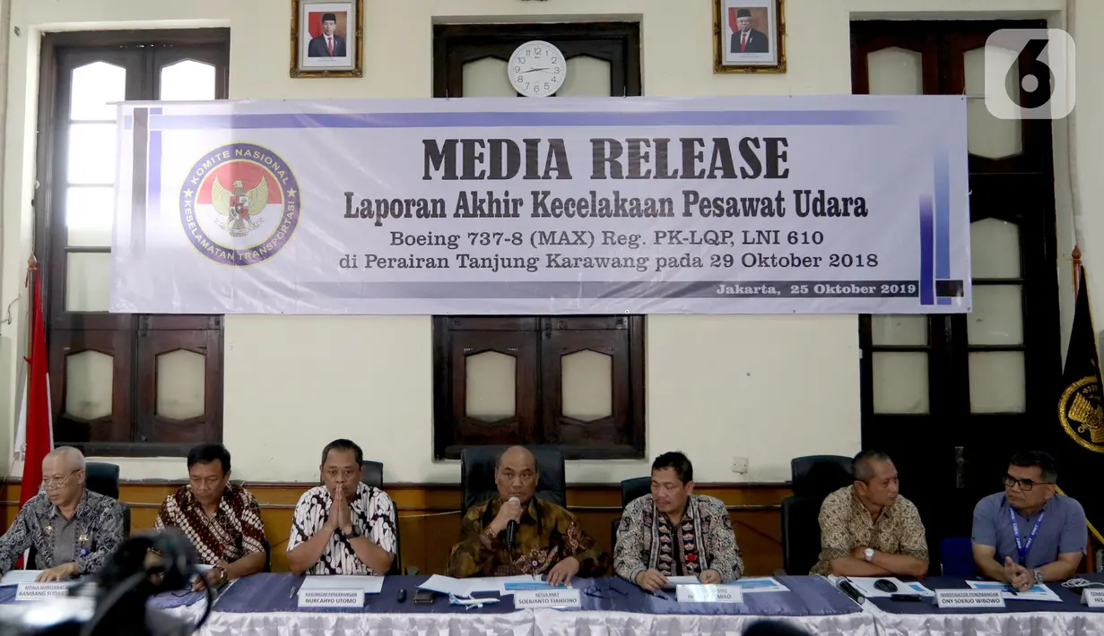 Suasana keterangan pers mengenai investigasi kecelakaan pesawat Lion Air JT 610 di Kantor KNKT, Jakarta Pusat, Jumat (25/10/2019). KNKT menemukan sembilan faktor yang berkontribusi dalam kecelakaan pesawat Lion Air JT 610 pada 29 Oktober 2018 di Tanjung Karawang. (Liputan6.com/Johan Tallo)