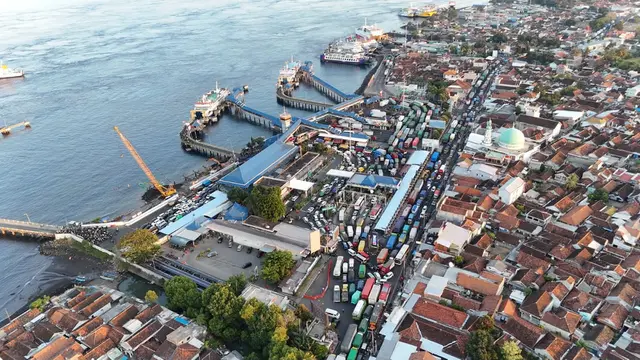 Antrean kendaraan di kawasan pelabuhan Ketapang. (Liputan6.com/Hermawan Arifianto).