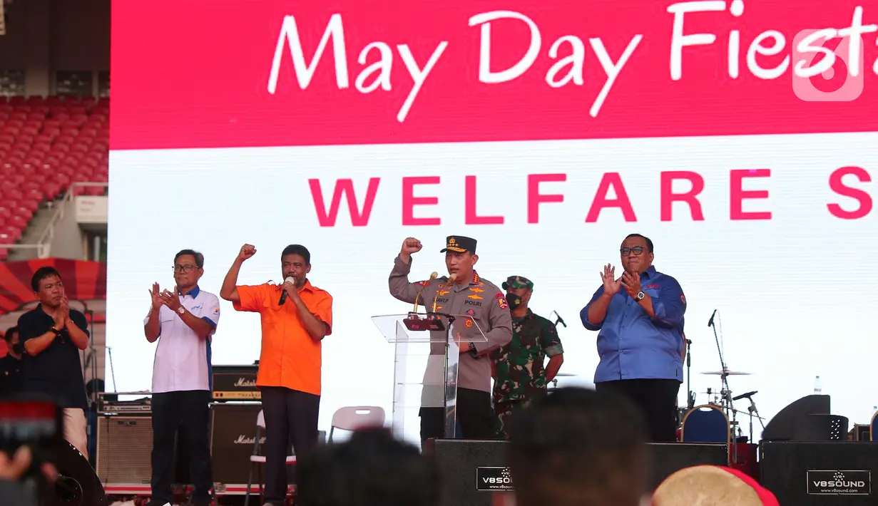Kapolri Jenderal Pol Listyo Sigit Prabowo saat menyapa para buruh dalam perayaan puncak Hari Buruh Indonesia bertajuk May Day Fiesta di Stadion Utama Gelora Bung Karno (GBK) Senayan, Jakarta, Sabtu (14/5/2022). Pada kesempatan itu, Kapolri juga mengucapkan selamat ulang tahun bagi seluruh buruh di Tanah Air, bertepatan dengan Hari Buruh Internasional pada 1 Mei 2022. (Liputan6.com/Angga Yuniar)