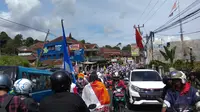 Kampanye pendukung capres-cawapres Prabowo-Sandiaga Uno buat macet jalur Puncak, Bogor. (Liputan6.com/Achmad Sudarno)