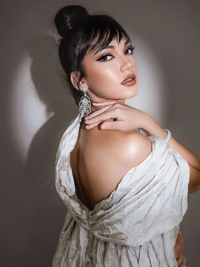 8 Pemotretan Haico Van der Veken dengan Makeup Tebal Ini Curi Perhatian