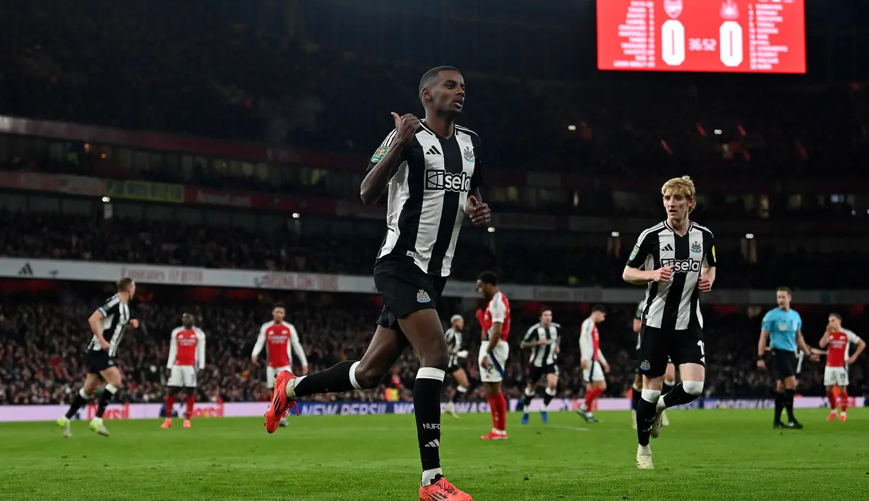 Pada menit ke-37, tim tamu, Newcastle United, berhasil membuka keunggulan lewat aksi Alexander Isak yang memanfaatkan assist Jacob Murphy. (Glyn KIRK/AFP)