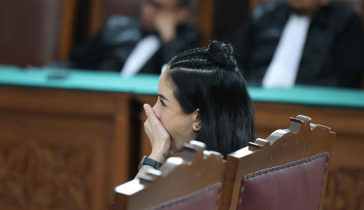 Terdakwa kasus pemerasan dan Tindak Pidana Pencucian Uang (TPPU), Nikita Mirzani saat mengikuti sidang pembacaan putusan di Pengadilan Negeri Jakarta Selatan, Selasa (28/10/2025). (Kapanlagi.com/Budy Santoso)