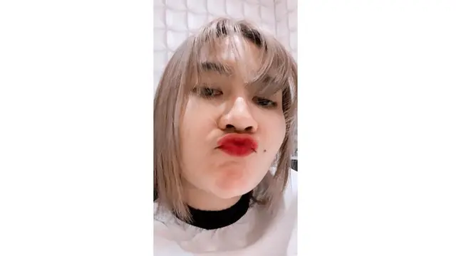 Gaya rambut baru Nella Kharisma membuatnya terlihat semakin manis dan memesona.