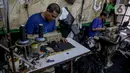 Pekerja membuat produk tas di unit produksi Artrek, Jakarta, Selasa (3/11/2020). Pemprov DKI Jakarta telah memutuskan menaikkan upah minimum provinsi (UMP) 2021 sebesar Rp 4.416.186,548 atau meningkat 3,27 persen dari 2020 bagi perusahaan tidak terkena dampak COVID-19. (Liputan6.com/Faizal Fanani)